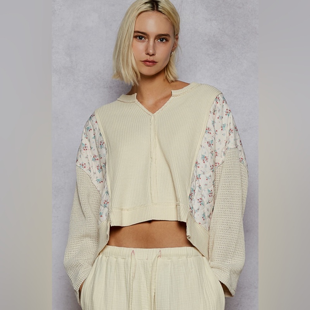 NEW POL Cream Thermal Quilted Cropped V Neck Top Floral Patchwork Size Medium - Picture 2 of 4